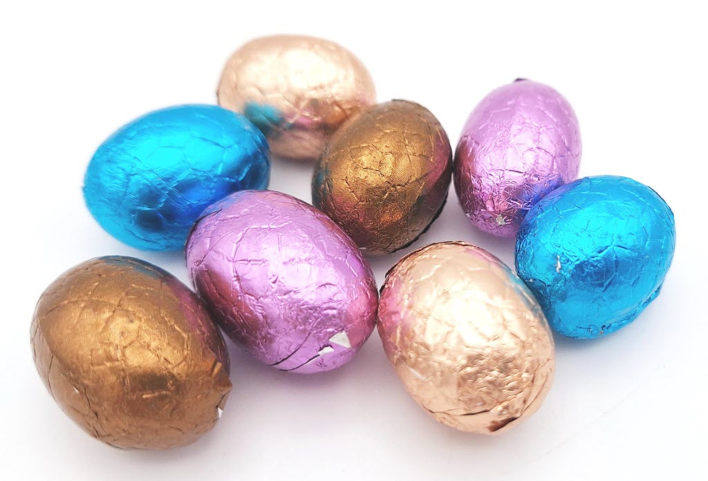 Chocolade eitjes melk, puur en wit met hazelnoot praliné vulling