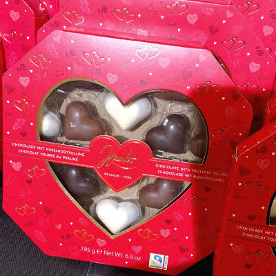 Doosje met praliné hartjes 195g